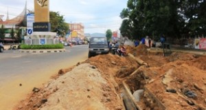 Pelebaran Jalan Sudirman yang dimulai dari tugu Adipura Payakumbuh menyebabkan pipa PDAM harus direlokasi agar tidak menyebabkan kerusakan di kemudian hari