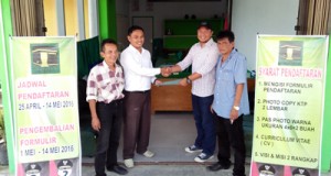 Relawan H Almaisyar mengambil formulir pendaftaran Walikota dan Wakil Walikota 2017-2022 di DPC PPP Payakumbuh